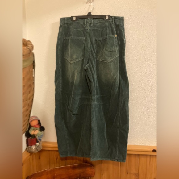 FREE PEOPLE Good Luck corduroy barrel pants, size 29 - Picture 6 of 8